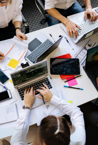 En el entorno laboral actual, contar con las herramientas de ofimática adecuadas es fundamental para mejorar la coordinación y la colaboración. La transformación digital ha facilitado la centralización de la información, la automatización de procesos y la comunicación entre equipos, lo que se traduce en una mayor eficiencia.